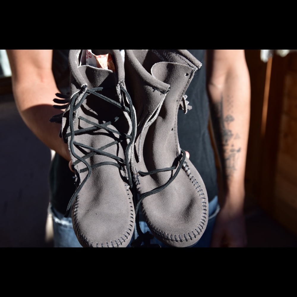 Women’s Minnetonka Tramper Ankle High Boots Size 6